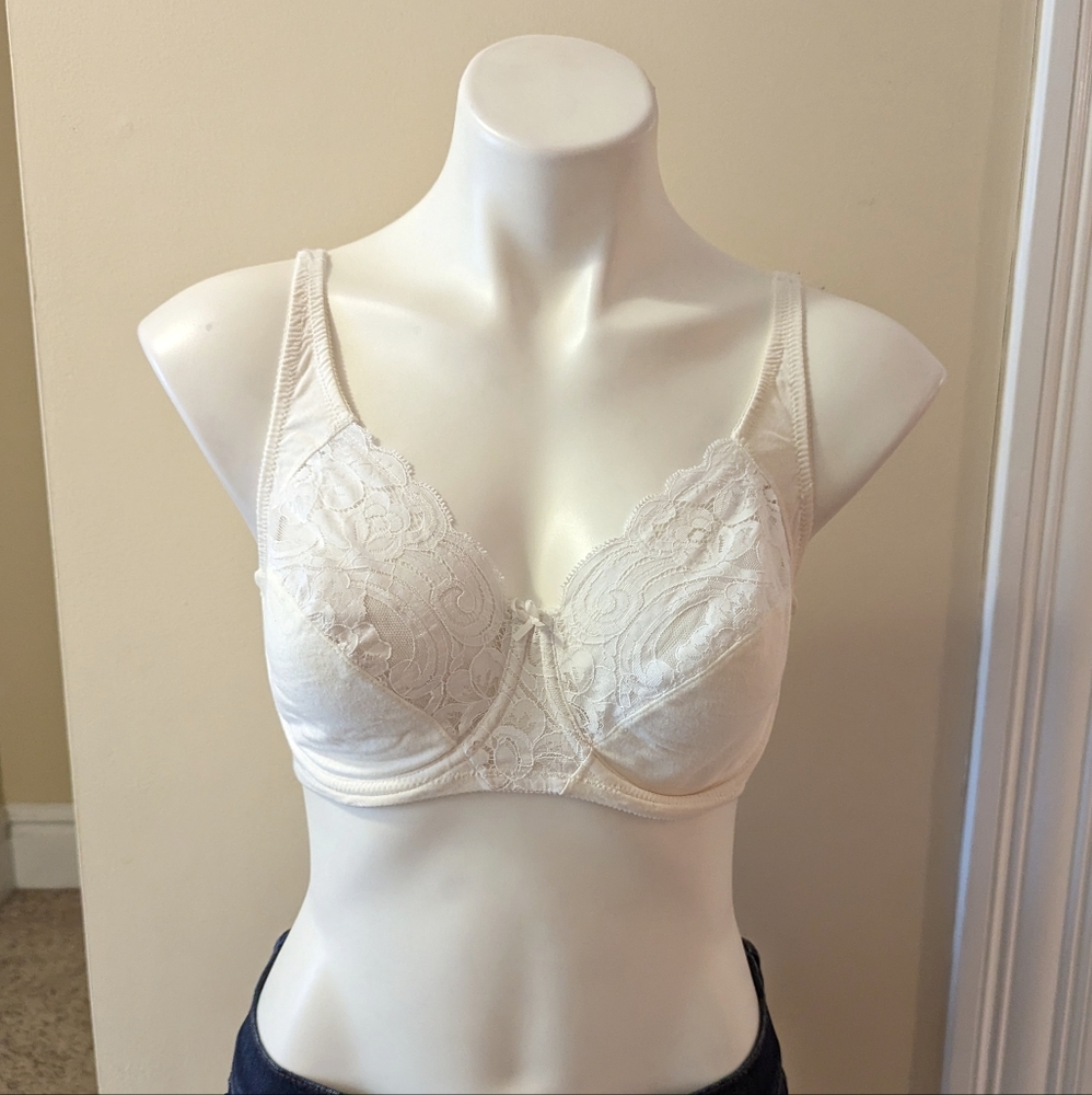 Vintage Vanity Fair white bra with white trim size 34 D